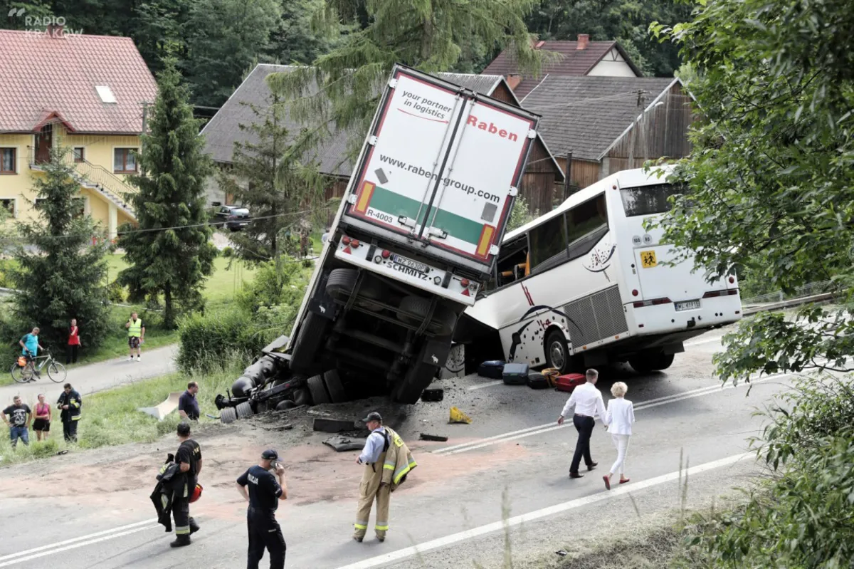 Szef MSWiA zapowiedział odznaczenie chłopca, który pomógł kolegom po wypadku w Tenczynie