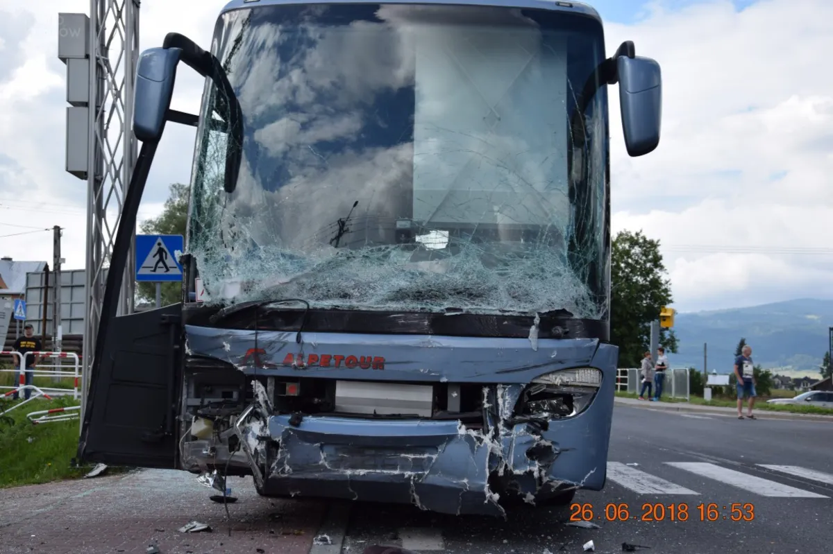 Autokar zderzył się z autem osobowym. Zawinił kierowca "osobówki"