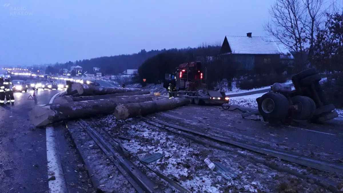 Zakopianka w Głogoczowie już odblokowana. Po południu przewróciła się tam ciężarówka z drewnem