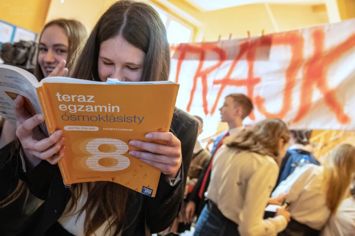 Wtorek drugim dniem egzaminu ósmoklasistów i dziewiątym strajku nauczycieli