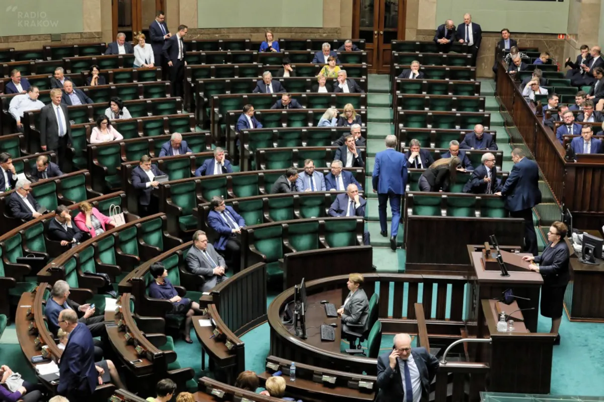 Sytuacja w oświacie: maturzyści skończyli rok szkolny, Senat przyjął nowelizację prawa oświatowego