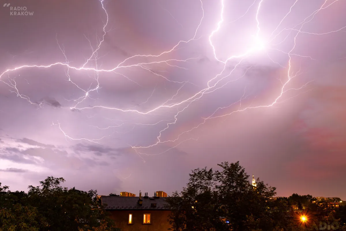 Nad Małopolskę nadciągają burze. IMGW ostrzega