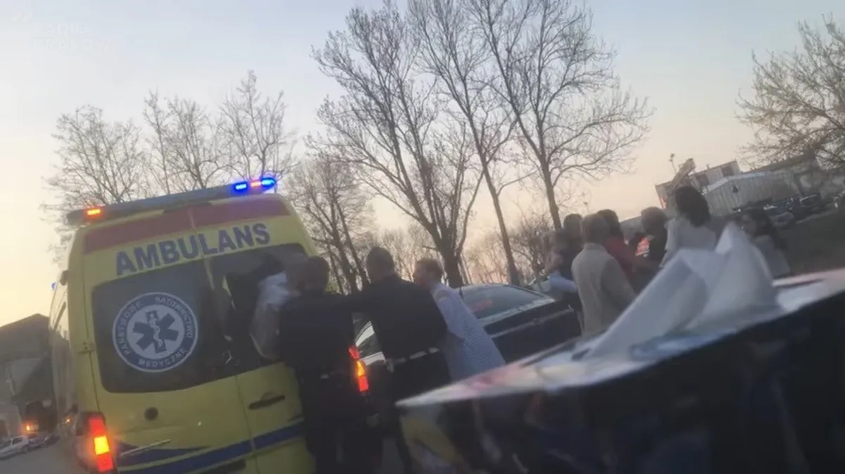 Agresywny mężczyzna zaatakował skawińskich ratowników i zdemolował ambulans