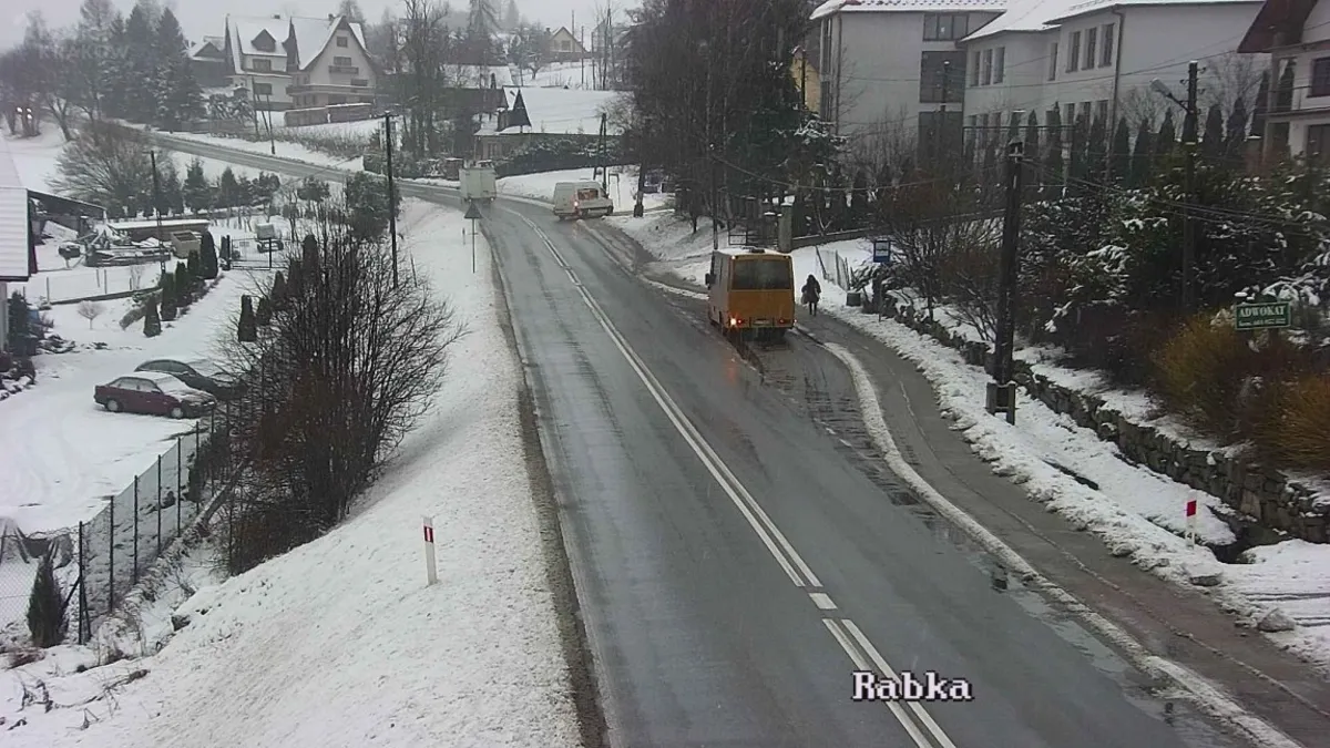Jest ślisko! IMGW ostrzega przed oblodzeniem