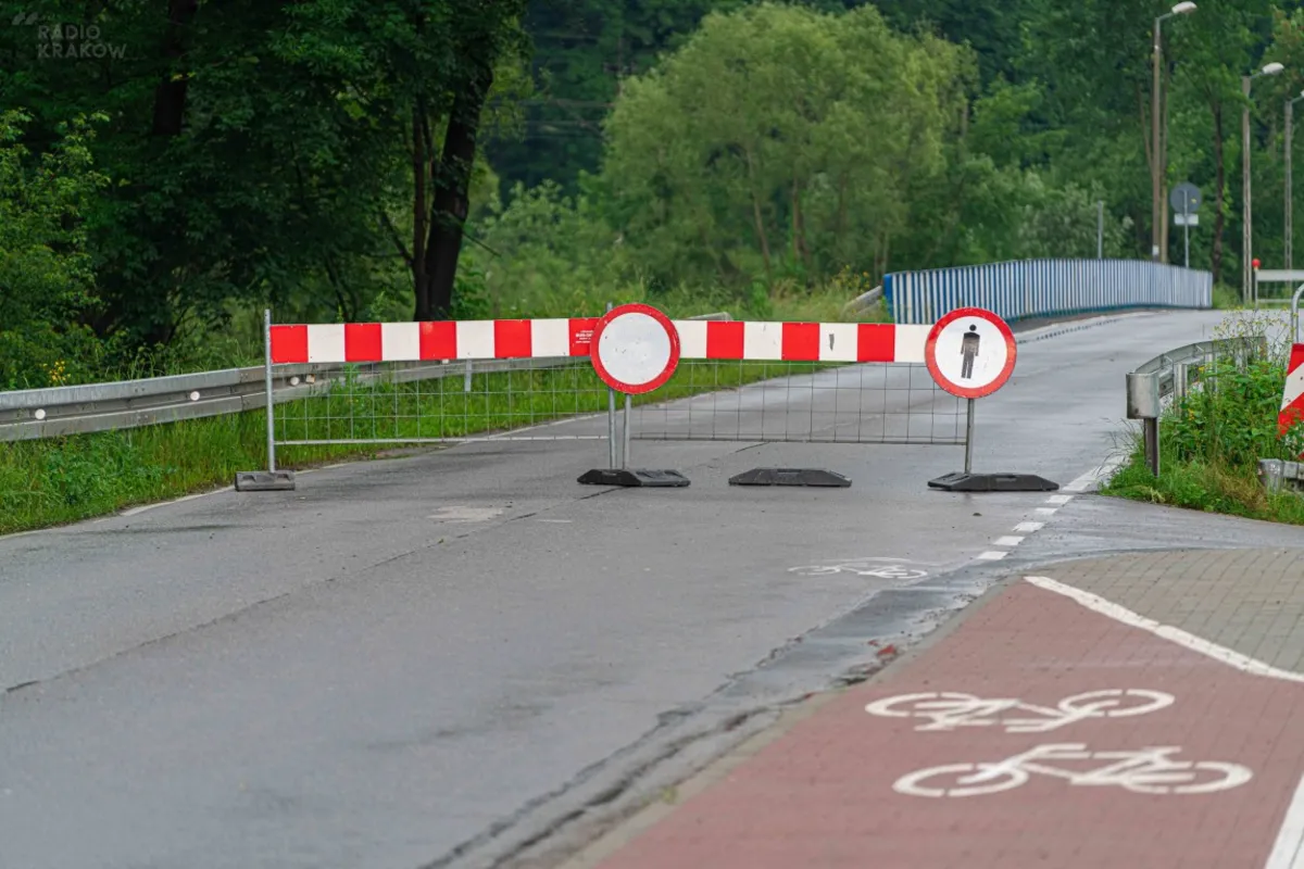 Nowy Sącz: most na rzece Kamienica zamknięty. Eksperci ocenią jego stan gdy opadnie woda 