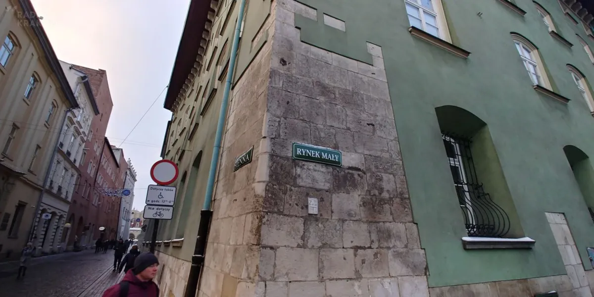 "Mały Rynek" czy "Rynek Mały"? Krakowianie i historycy są zaskoczeni tabliczkami z nazwą