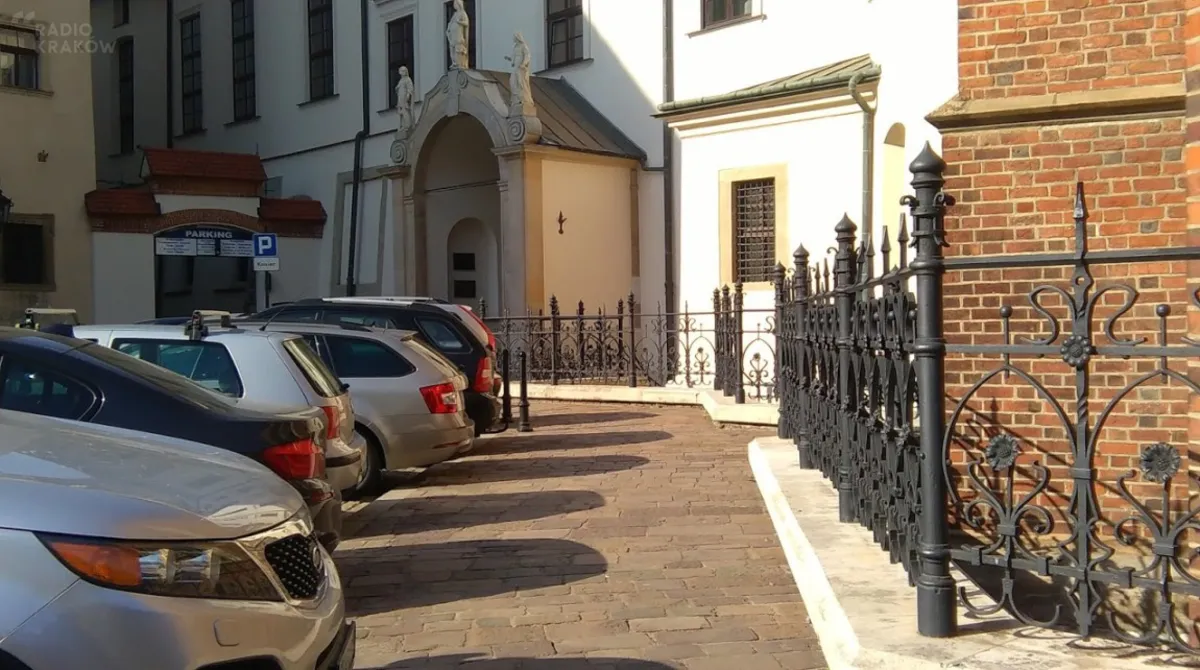 Skwer zamiast parkingu pod magistratem? To pomysł radnych z klubu Łukasza Gibały