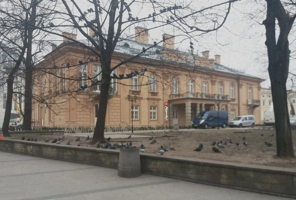 Pałacyk Wołodkowiczów po remoncie. Kawiarnia, butiki, pizzeria... i kontrowersyjny kolor elewacji