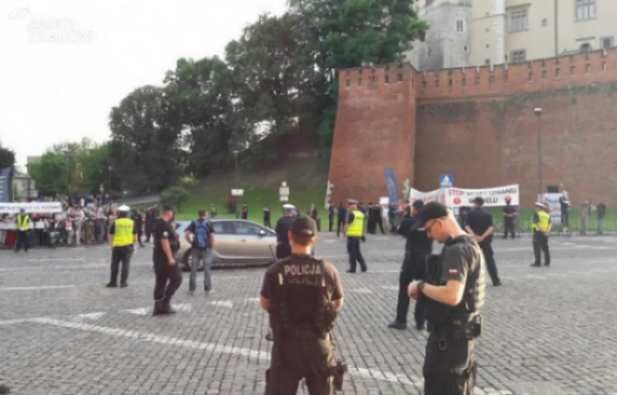 Rozprawa ws. "protestów wawelskich". Sąd przesłucha policjantów