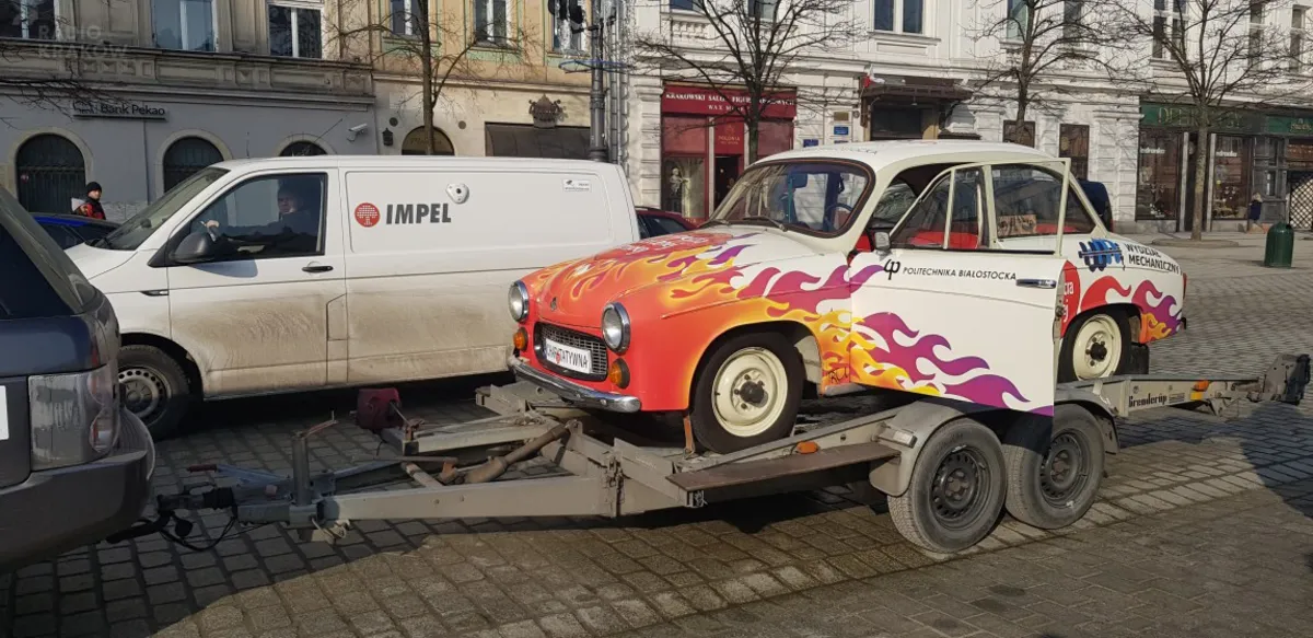 Krakowski kolekcjoner przekazał Syrenkę Tomowi Hanksowi. Auto trafi na aukcję charytatywną