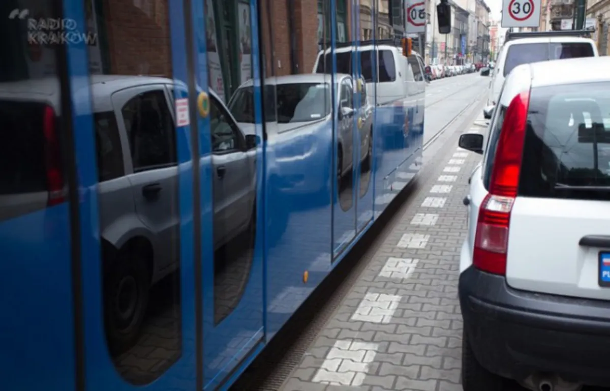 Radny chce zatrudnienia osoby pilnującej parkowania na ul. Długiej