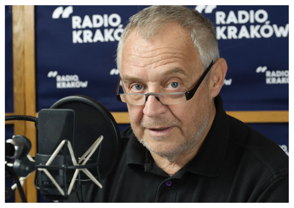 Marek Kondrat nagrywa w studiu Radia Kraków "Dziennik zimowy" Paula Austera