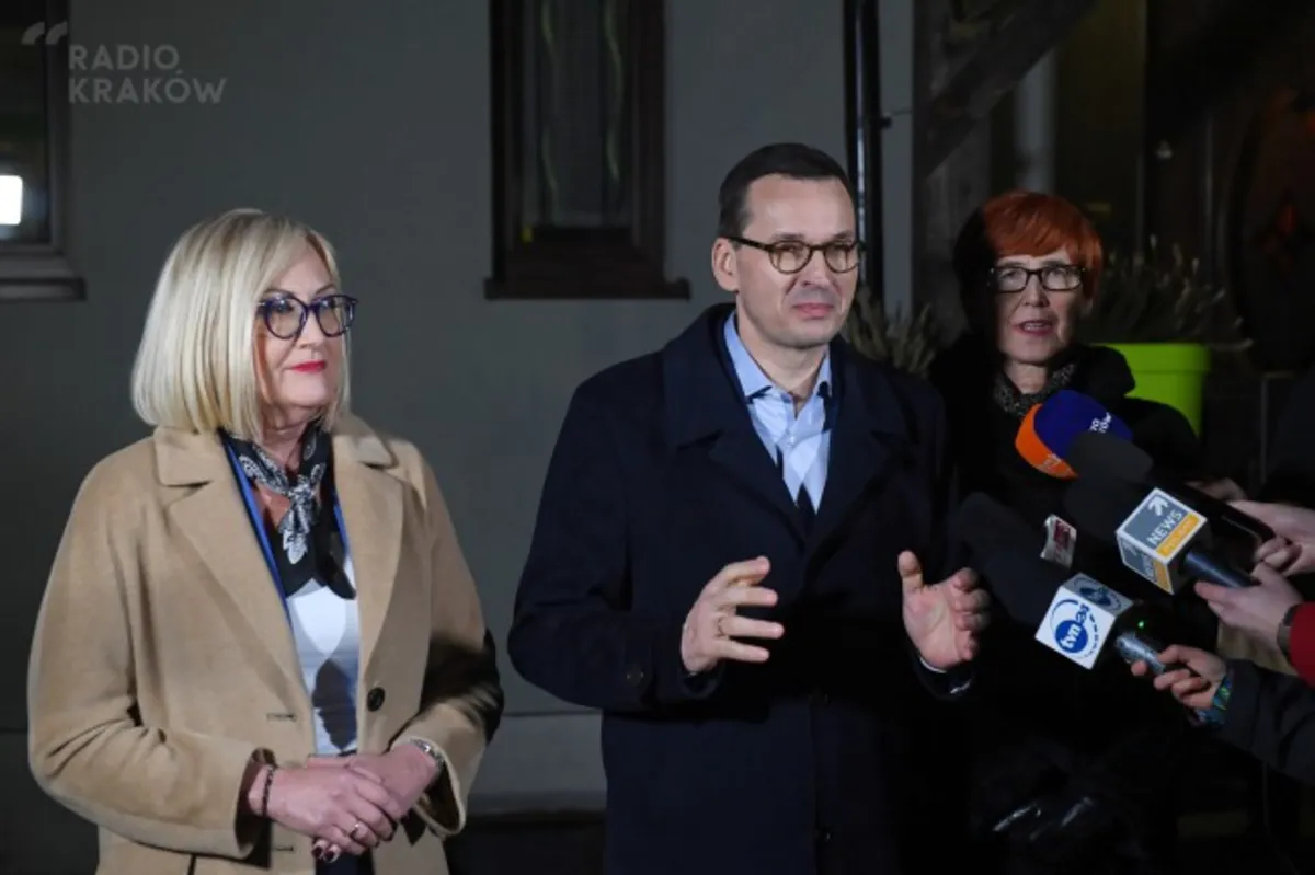 Wyprawka dla uczniów regulowana ustawowo wśród zapowiedzi podczas objazdu premiera po Polsce
