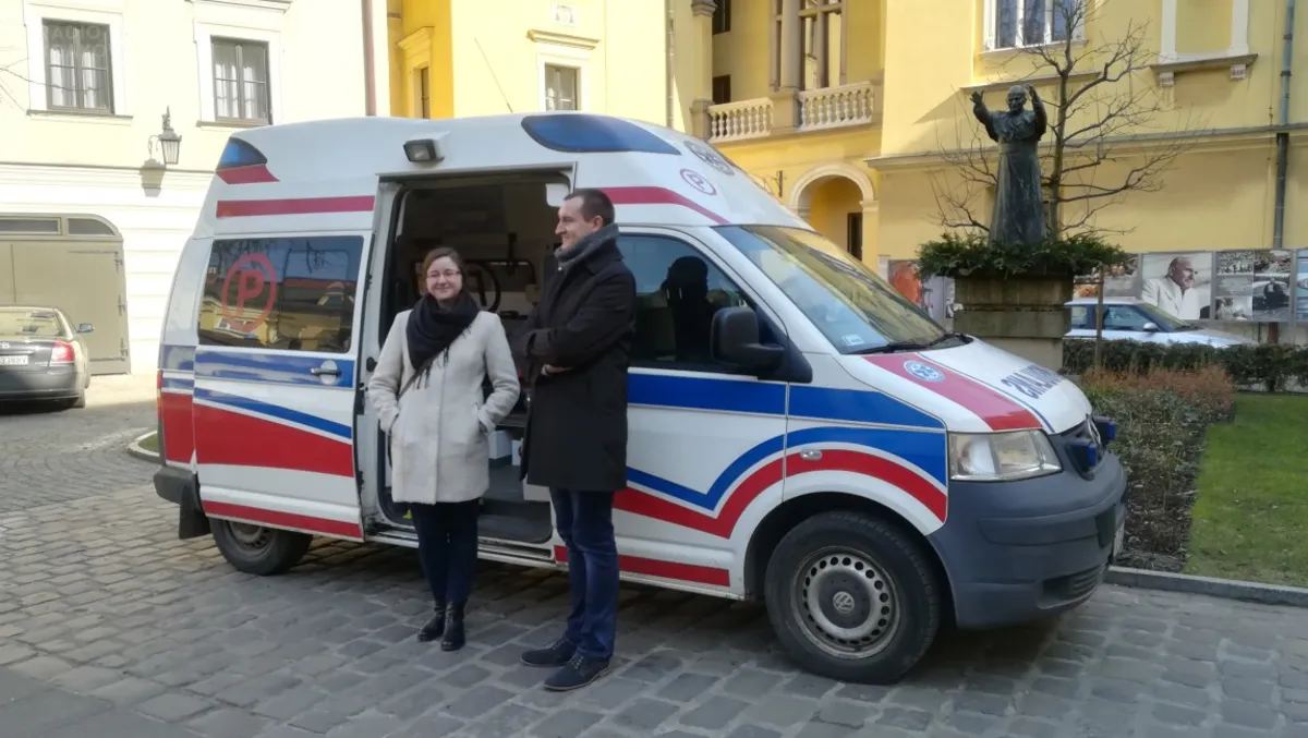 Karetka dla bezdomnych trafiła do  wolontariuszy fundacji "Przystań Medyczna"