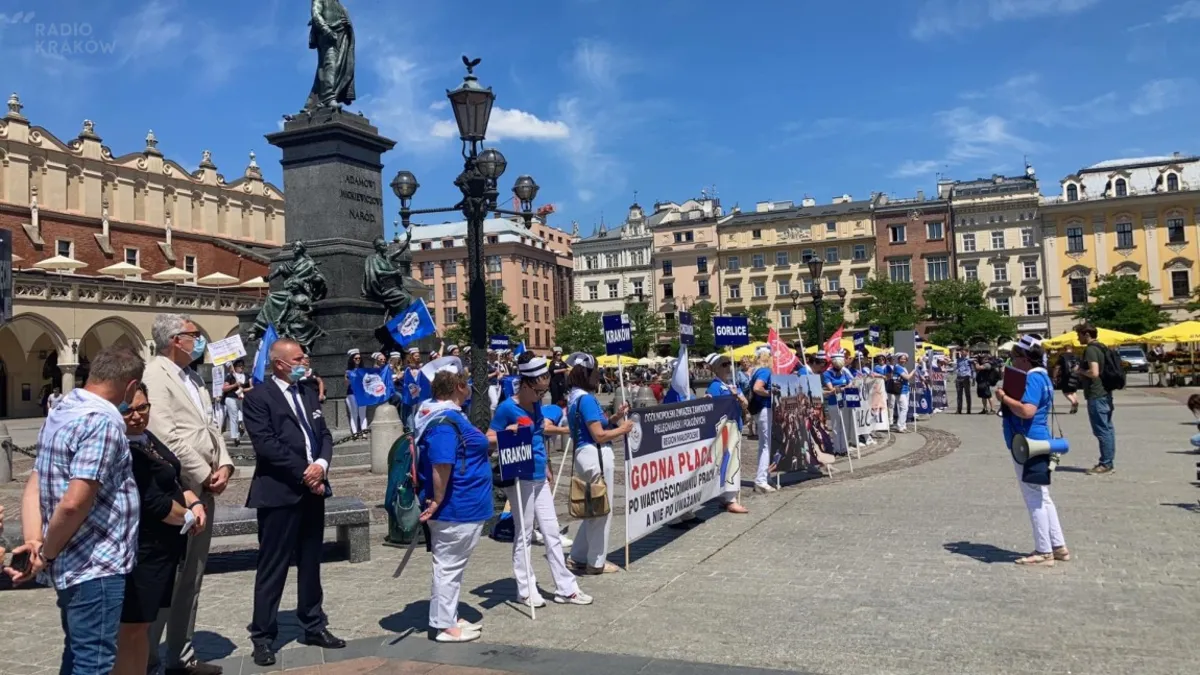 Pielęgniarki strajkują w całym kraju. Manifestacja na Rynku Głównym w Krakowie