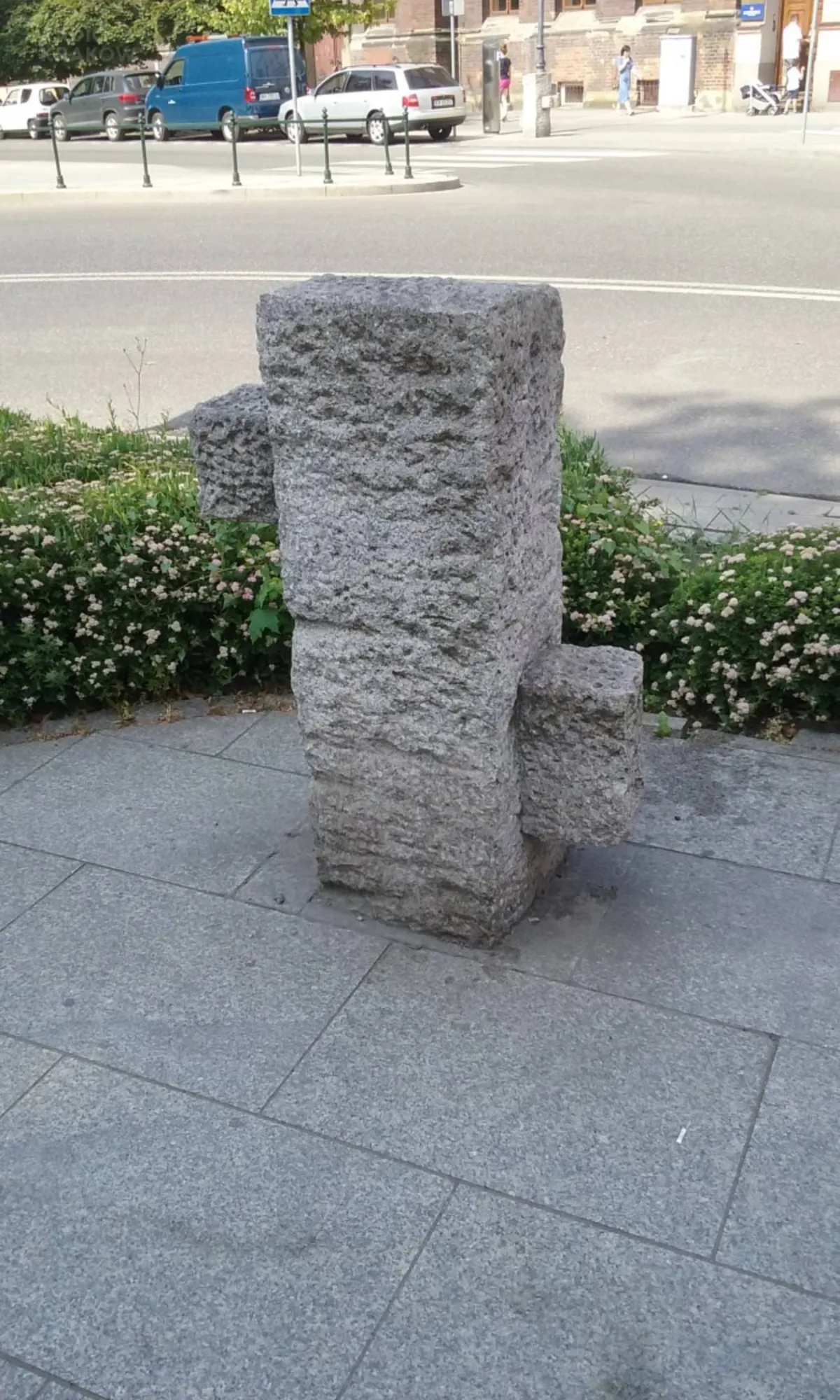 W sprawie betonowych słupków na pl. Matejki