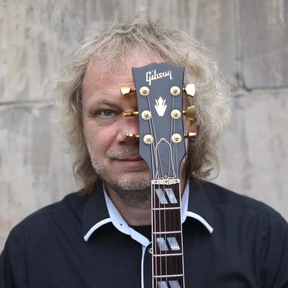 Pokój pełen gitar, utalentowana wokalistka u boku i 30 lat doświadczenia na scenie. 