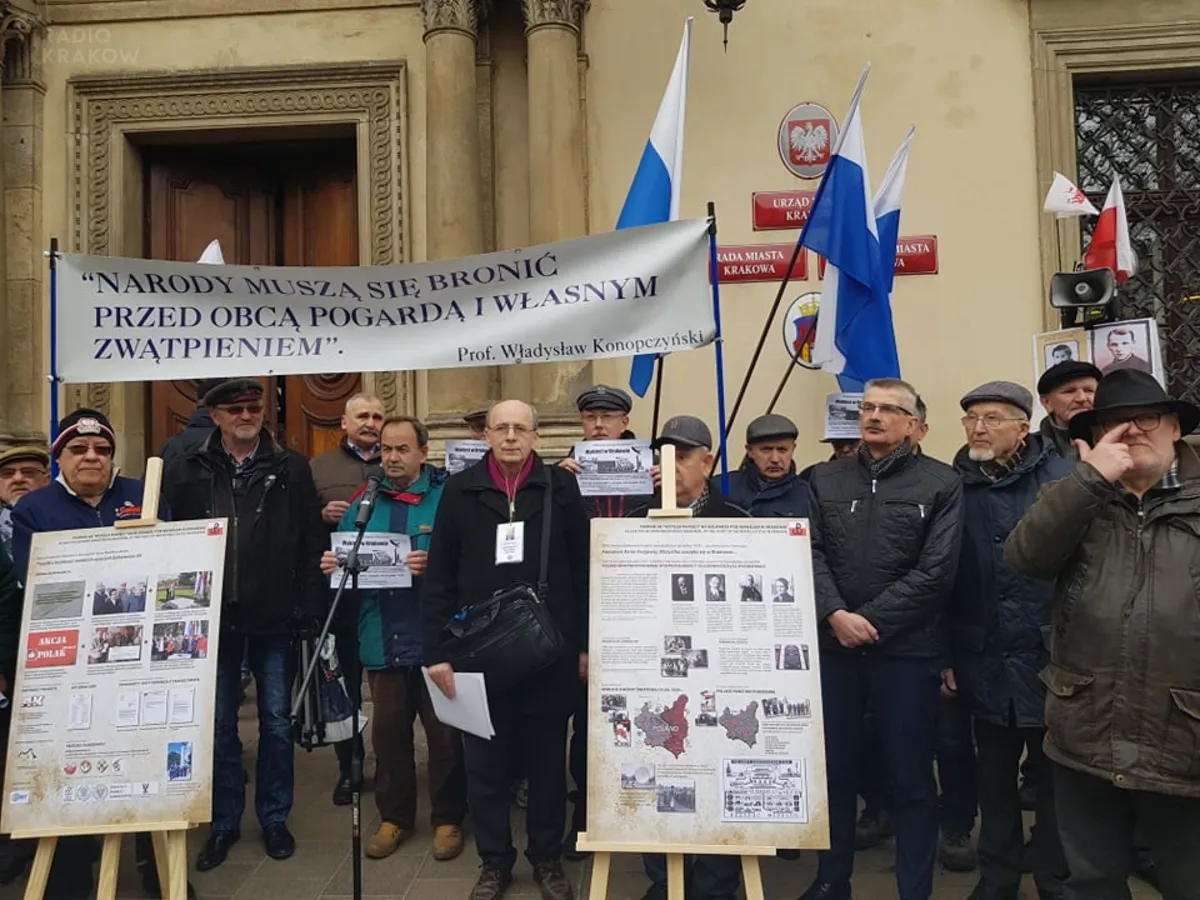 Protest przed krakowskim magistratem ws. budowy pomnika AK 