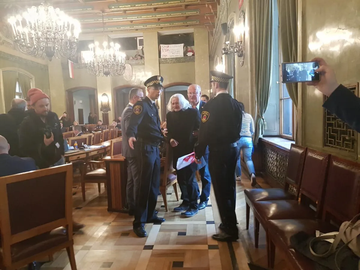 Przepychanki i gwizdy na sesji Rady Miasta Krakowa