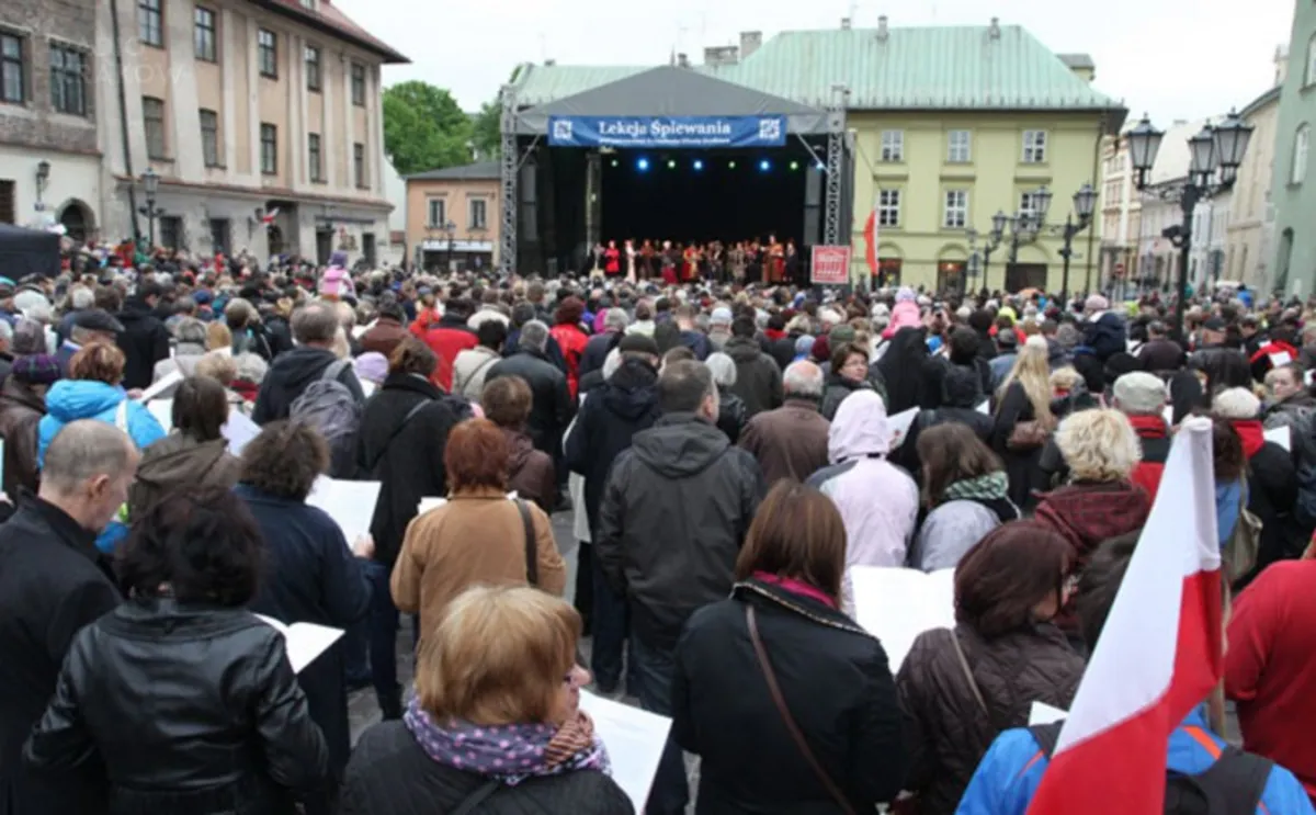 Lekcja patriotycznego spiewania - Mały RYnek 3.05.14