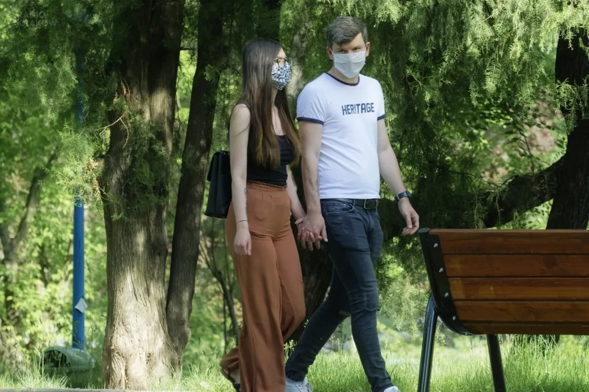 Ministerstwo Zdrowia: sukcesywne znoszenie obostrzeń nie zwalnia z noszenia maseczki