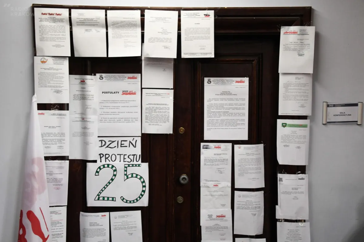 Nauczyciele w Krakowie kończą strajk głodowy, ale trwa protest okupacyjny