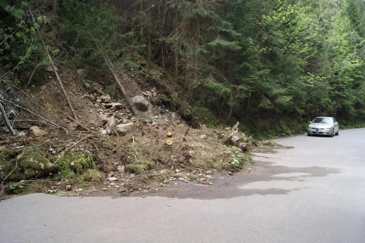 Tatry: droga do Morskiego Oka uszkodzona (fot. Przemysław Boelchowski)