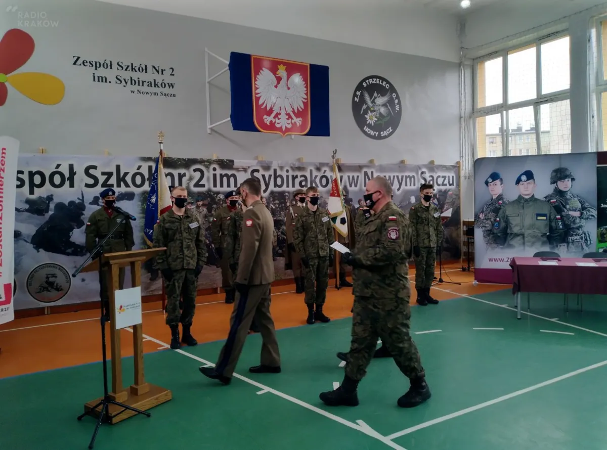 Nowy Sącz: 64 uczniów Zespołu Szkół nr 2 otrzymało  certyfikat ukończenia nauki w klasie mundurowej