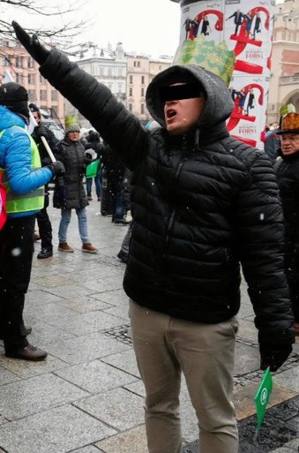 Policjanci zatrzymali mężczyznę, który wykonywał gesty będące propagowaniem faszyzmu