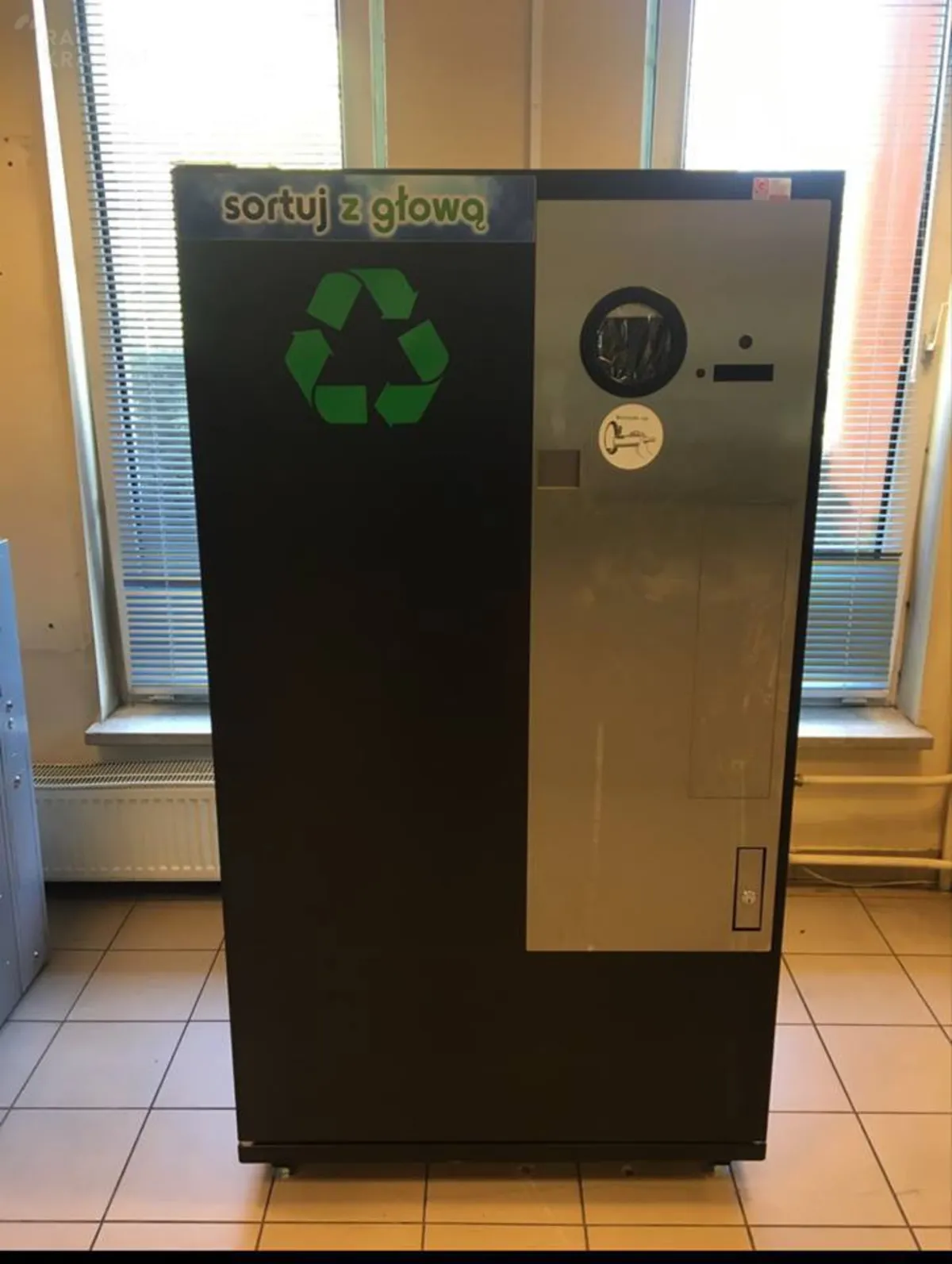 Wrzuć plastikową butelkę i odbierz 10 lub 20 groszy. To pierwszy taki automat w Polsce