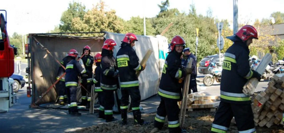 Wadowice: Ciężarówka wywróciła się na rondzie