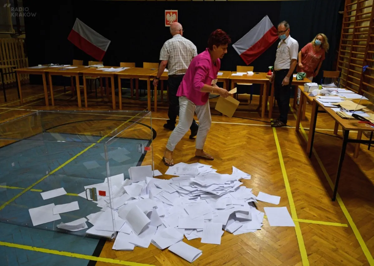 Exit poll Ipsos: Duda i Trzaskowski zmierzą się w II turze wyborów prezydenckich
