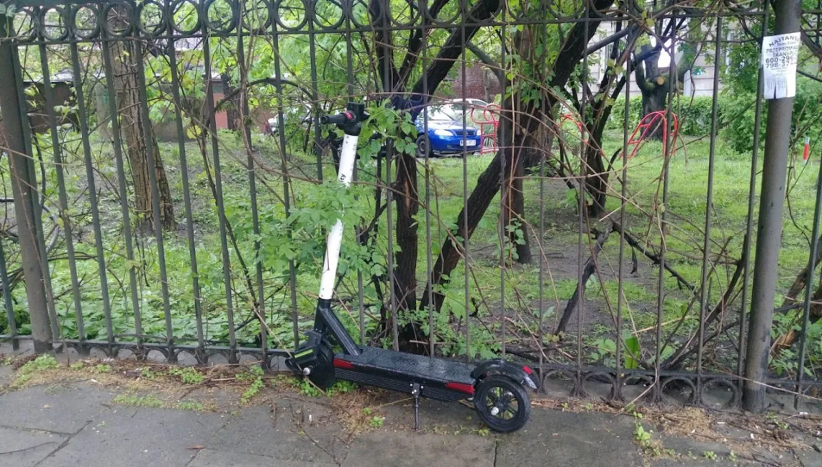Porzucane w centrum Krakowa elektryczne hulajnogi mają trafić na stacje