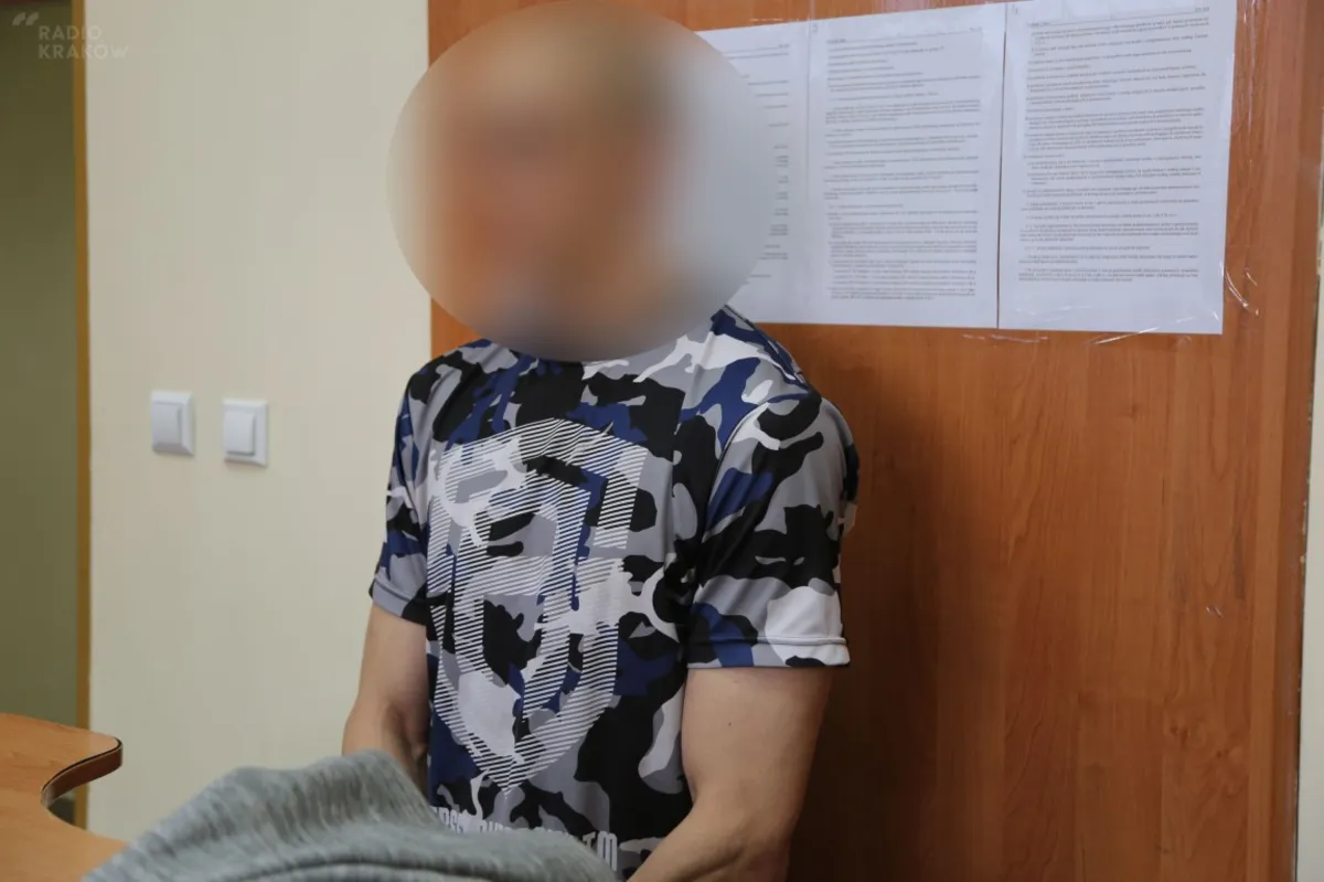 Wyrodny ojciec wystawił 1,5-roczną córkę przez okno jadącego autobusu