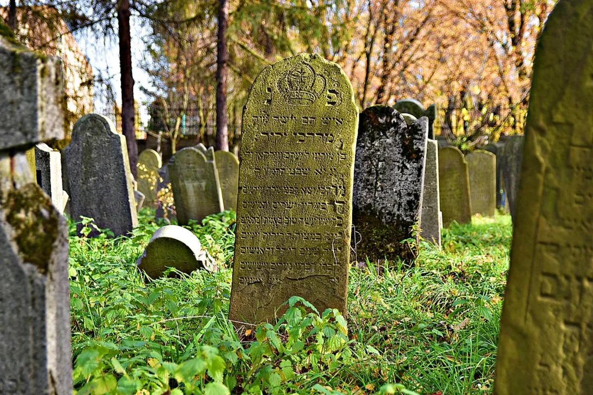 Zdewastowali mur kirkutu, ale naprawili szkodę i przeprosili