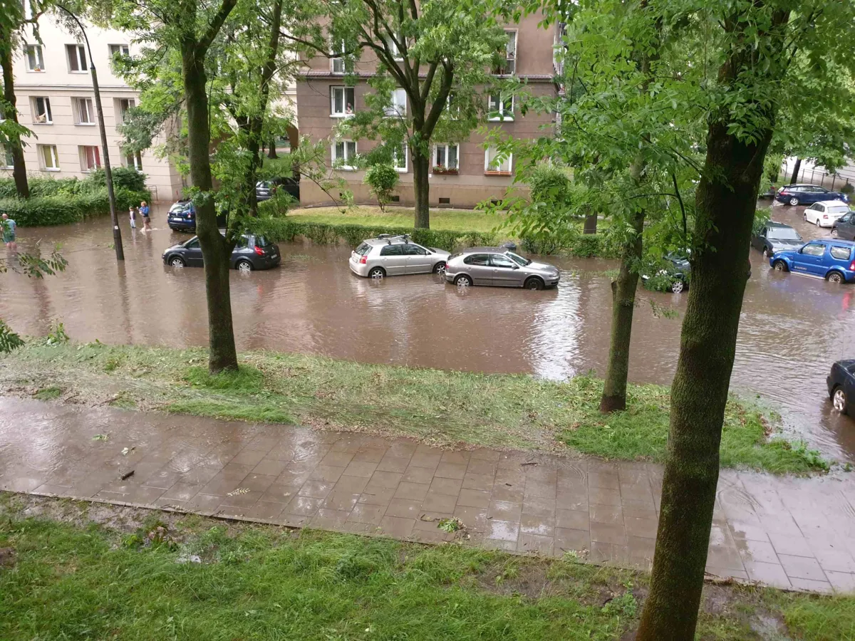 Strażacy wciąż usuwają szkody po gwałtownych burzach nad Małopolską