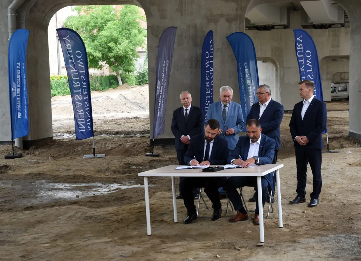 Park pod estakadą - podpisanie umowy między Krakowem a PLK
