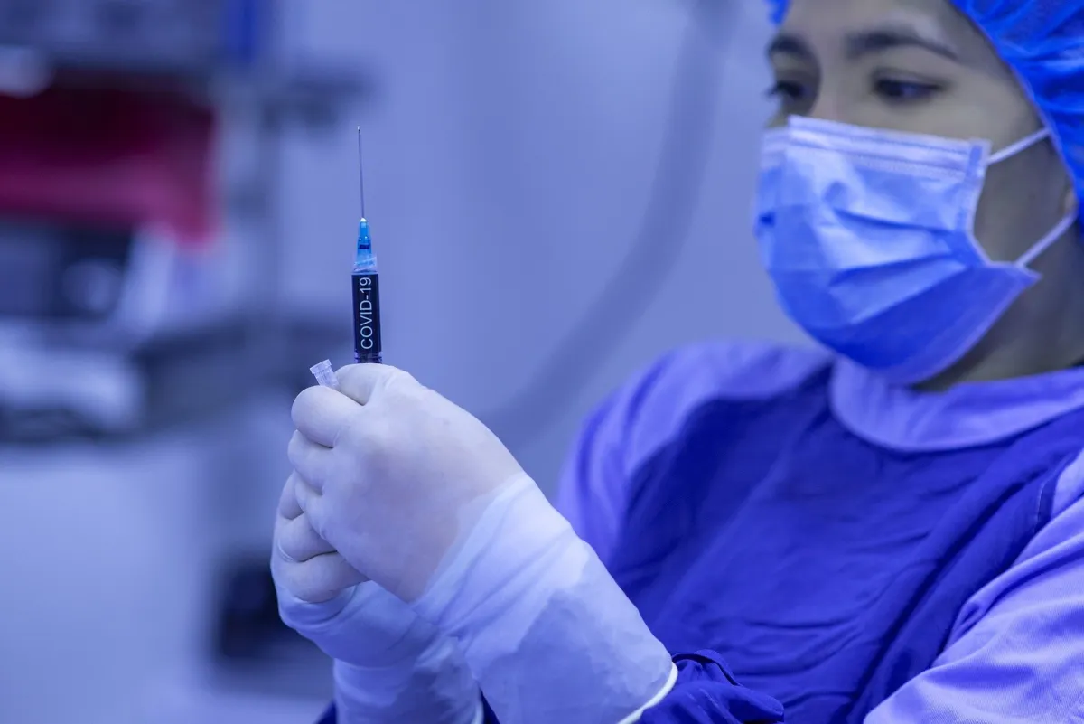 MZ: 100 nowych zakażeń koronawirusem, zmarło 21 osób z COVID-19