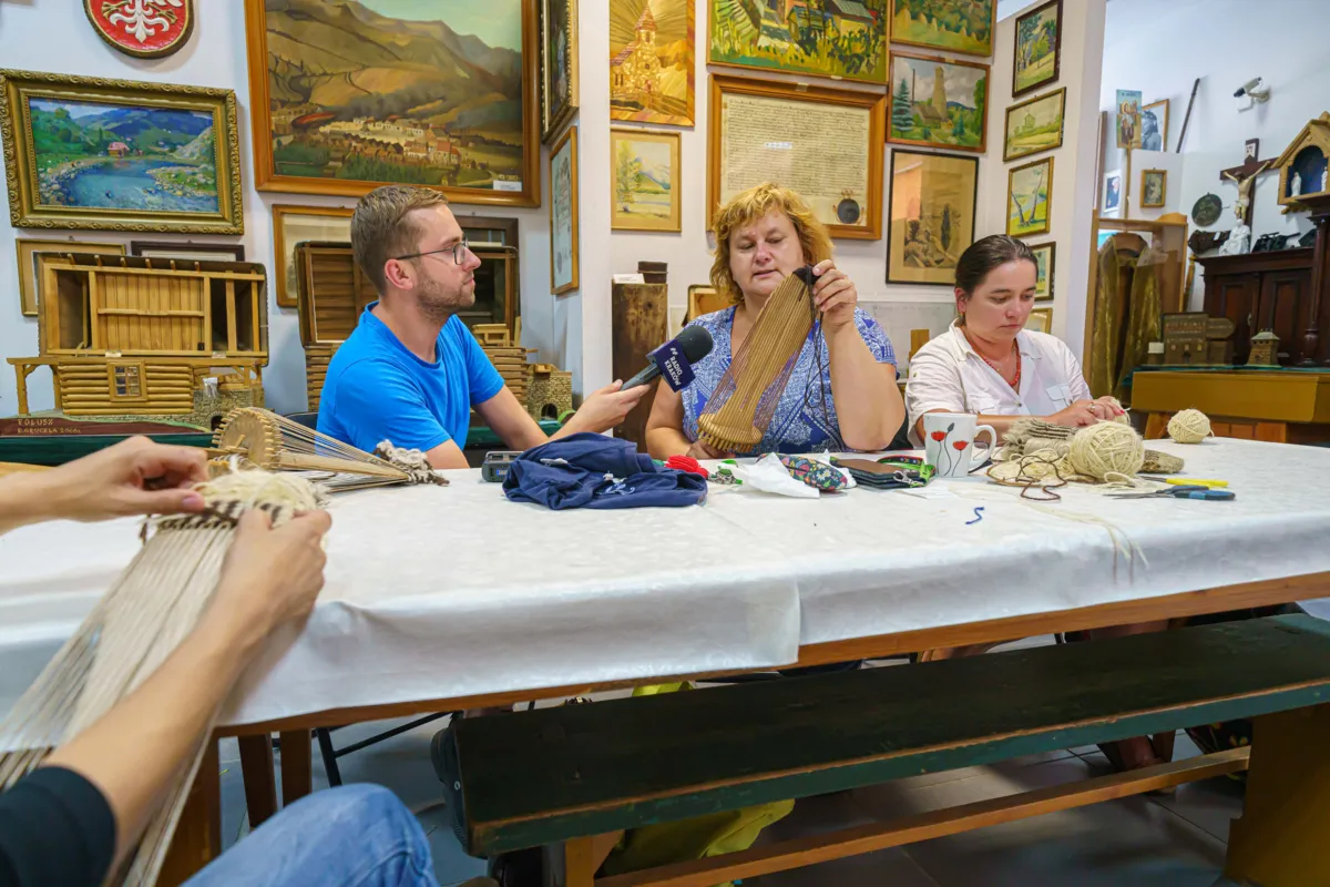 Sześć pań z gminy Piwniczna rozpoczęło kurs tkania rękawic furmańskich. ZDJĘCIA