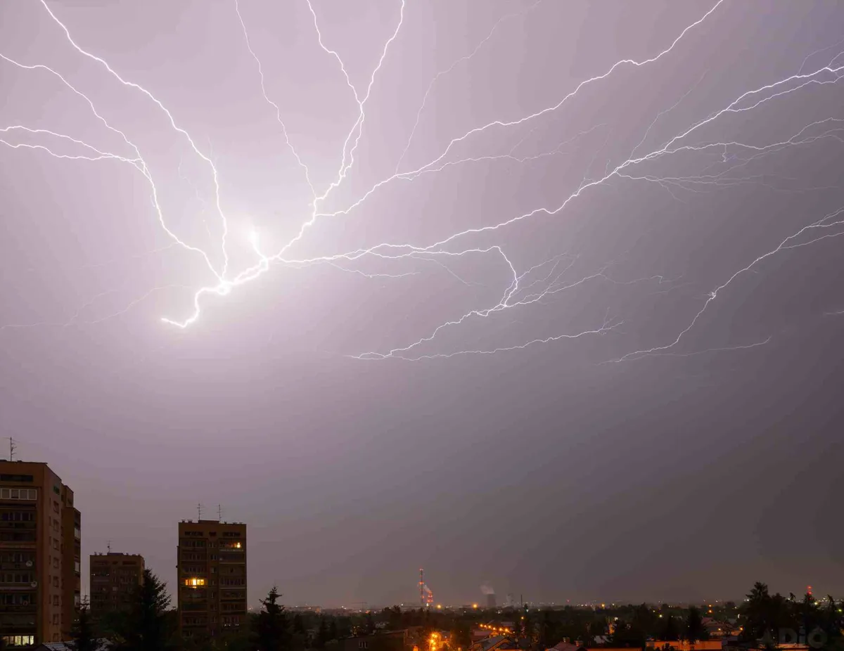 Burze przechodzą nad Małopolską. Uszkodzone dachy, zerwane linie energetyczne, powalone drzewa