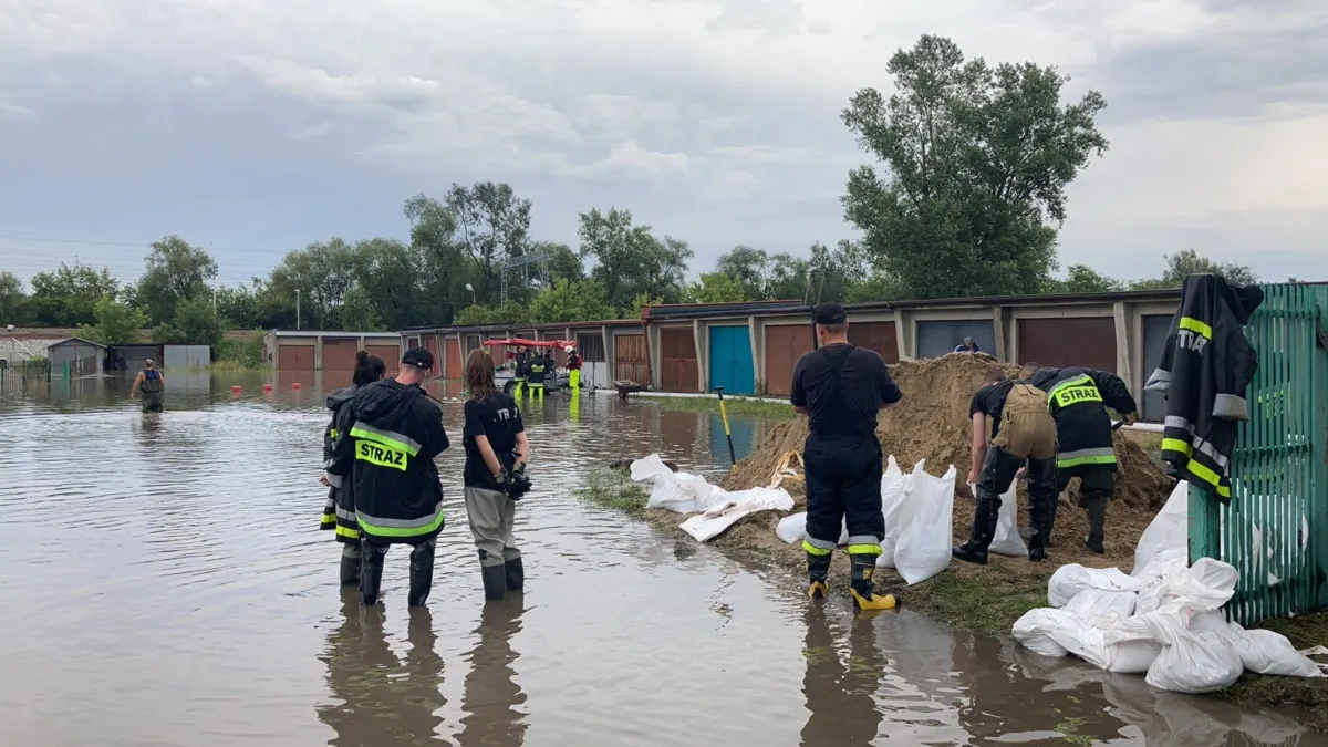 Po ulewie w Krakowie: Wiele ulic zalanych. Wylała Drwinka. RELACJA NA ŻYWO