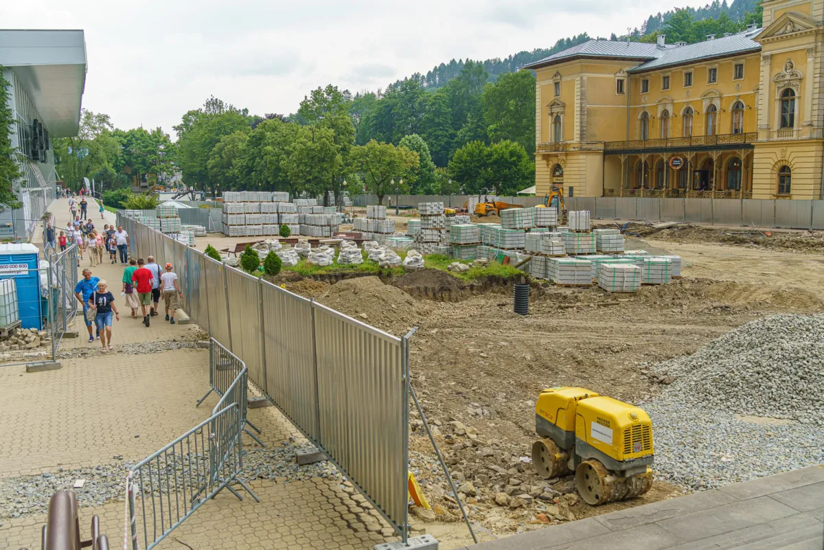 Remont płyty głównej krynickiego deptaka wszedł w decydującą fazę. ZDJĘCIA