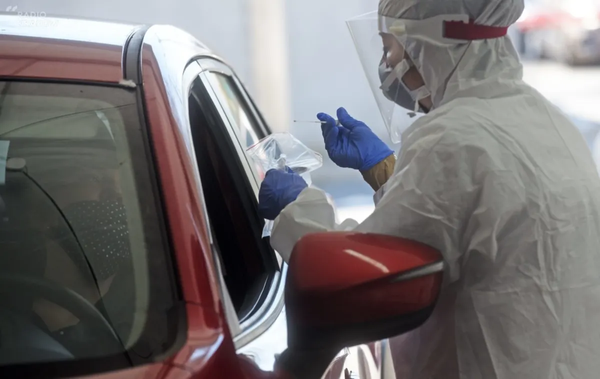 Rzecznik MZ: wzrost zachorowań wynika z pojawiających się nowych ognisk