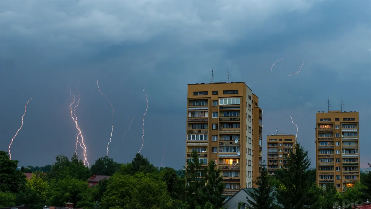 Alert RCB: ostrzeżenie przed burzami dla mieszkańców siedmiu województw, także dla Małopolski