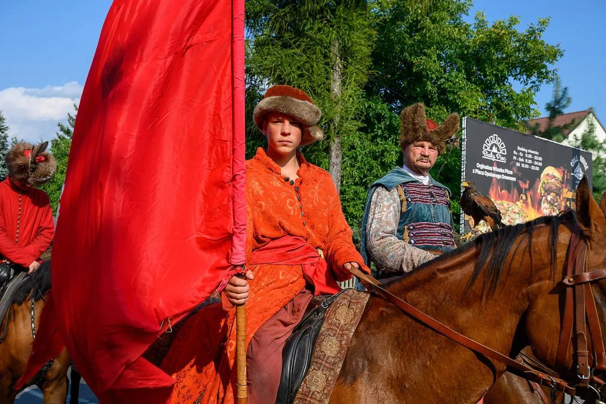 Tłumy na pikniku historycznowojskowym w podtarnowskiej Woli Rzędzińskiej