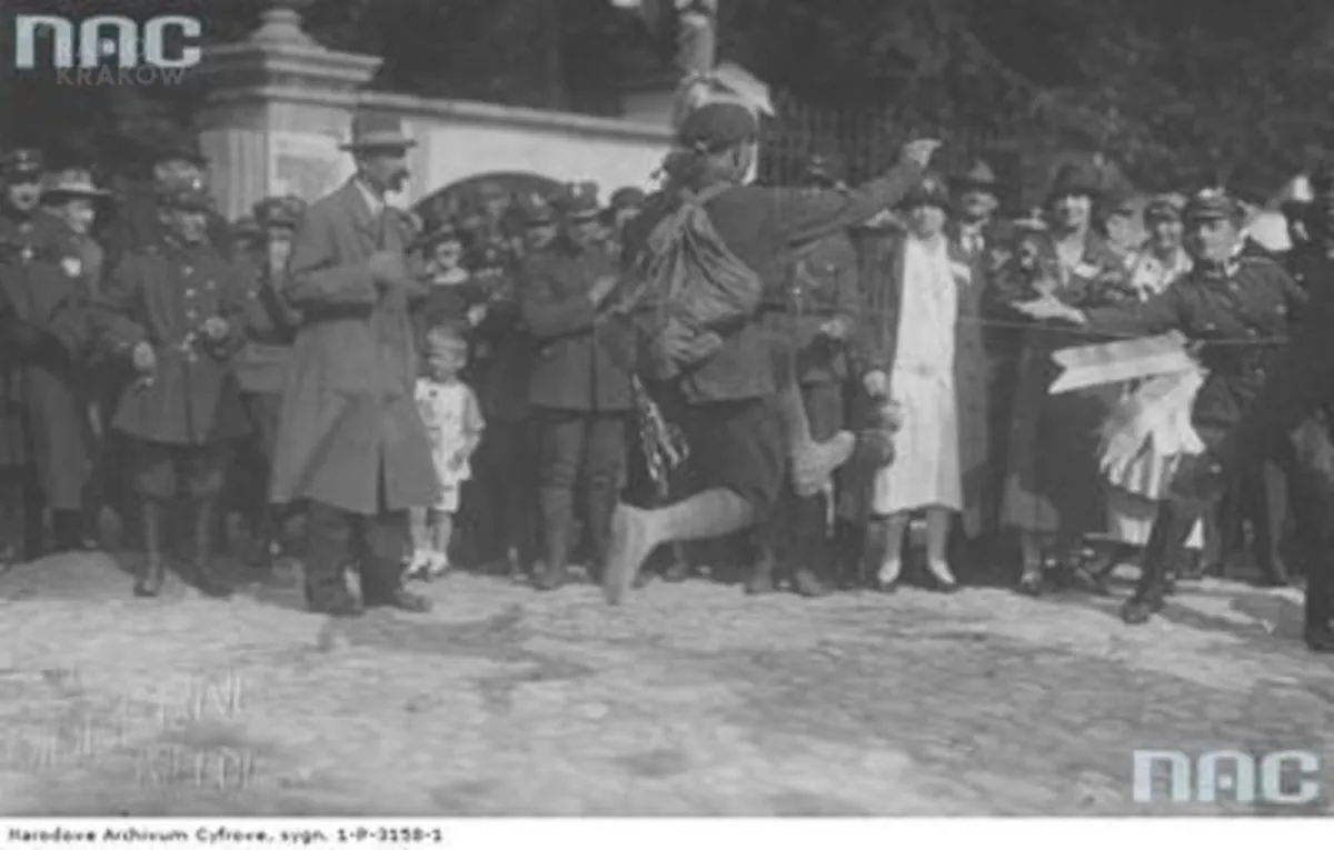 Marsz szlakiem "kadrówki" w rocznicę wymarszu Pierwszej Kompanii Kadrowej - 1926, fot. Narodowe Archiwum Cyfrowe