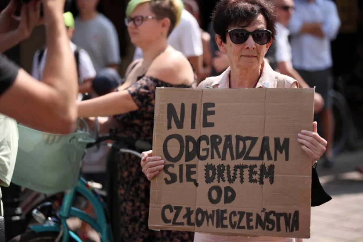 Demonstracja solidarności z Afganistanem przed konsulatem USA w Krakowie