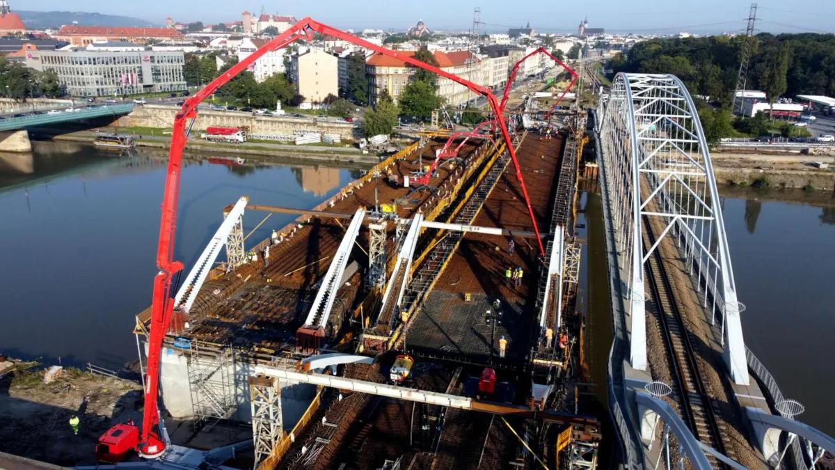 Kraków: trwa betonowanie najdłuższego przęsła nowego mostu kolejowego nad Wisłą