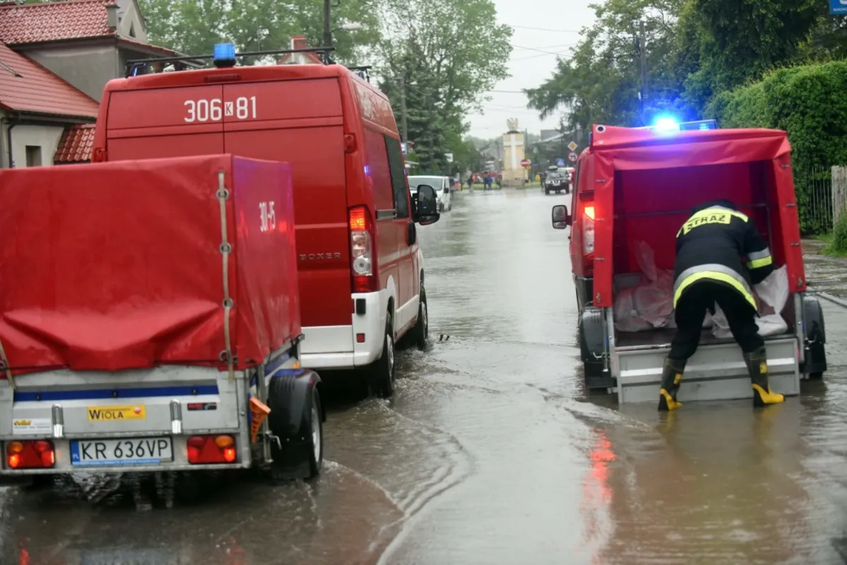 Złodzieje chcieli okraść strażaków walczących z powodzią w Krakowie