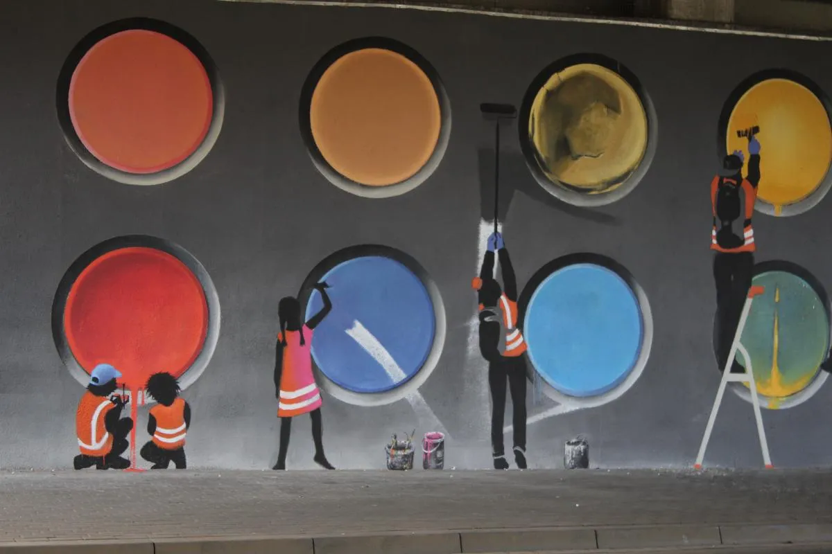 Mural na rondzie Mogilskim w nowej wersji